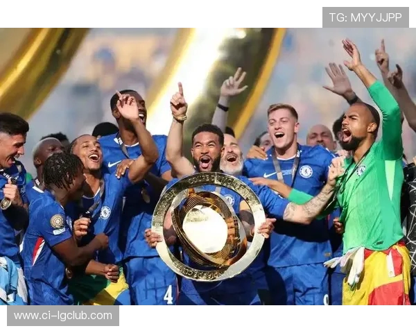 如何为足球队员捧奖杯才能彰显其荣誉与成就的最佳方式